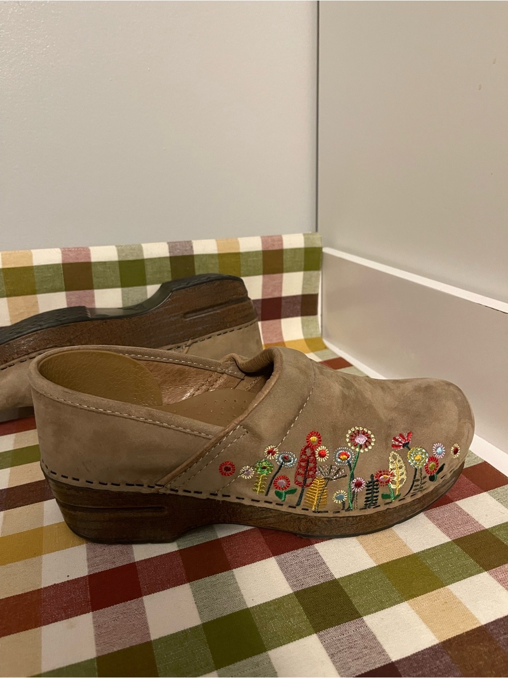 🌸 Dansko Embroidered Comfort Clogs – Size 39 | Fun & Unique! 🌸